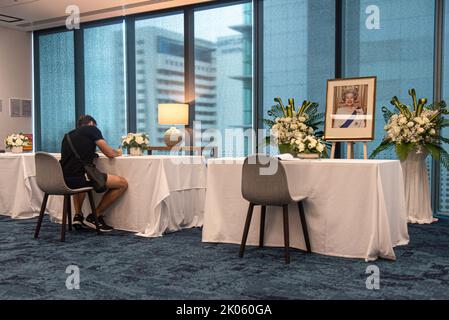 Bangkok, Thailandia. 10th Set, 2022. Un uomo firma libri di condoglianze per la defunto Regina Elisabetta II di Gran Bretagna all'Ambasciata Britannica a Bangkok. La regina Elisabetta II morì al castello di Balmoral in Scozia all'età di 96 anni il 8 settembre 2022. Credit: SOPA Images Limited/Alamy Live News Foto Stock