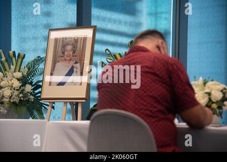 Bangkok, Thailandia. 10th Set, 2022. Un uomo firma libri di condoglianze per la defunto Regina Elisabetta II di Gran Bretagna all'Ambasciata Britannica a Bangkok. La regina Elisabetta II morì al castello di Balmoral in Scozia all'età di 96 anni il 8 settembre 2022. Credit: SOPA Images Limited/Alamy Live News Foto Stock