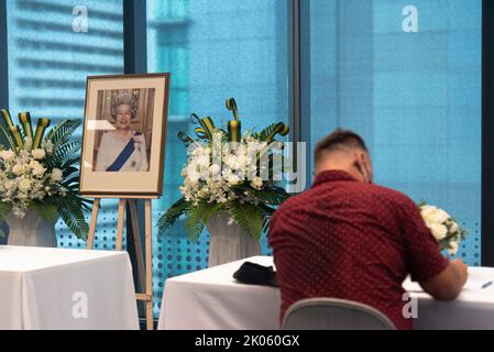 Bangkok, Thailandia. 10th Set, 2022. Un uomo firma libri di condoglianze per la defunto Regina Elisabetta II di Gran Bretagna all'Ambasciata Britannica a Bangkok. La regina Elisabetta II morì al castello di Balmoral in Scozia all'età di 96 anni il 8 settembre 2022. Credit: SOPA Images Limited/Alamy Live News Foto Stock