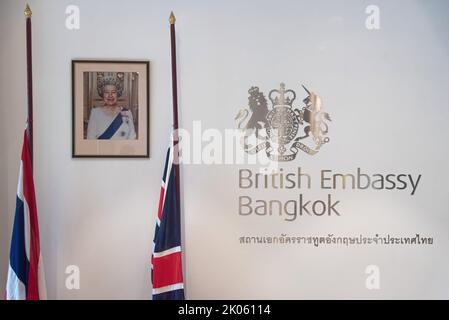 Bangkok, Thailandia. 10th Set, 2022. Un ritratto della defunto Regina Elisabetta II di Gran Bretagna visto all'ingresso dell'Ambasciata Britannica a Bangkok. La regina Elisabetta II morì al castello di Balmoral in Scozia all'età di 96 anni il 8 settembre 2022. (Foto di Peerapon Boonyakiat/SOPA Images/Sipa USA) Credit: Sipa USA/Alamy Live News Foto Stock