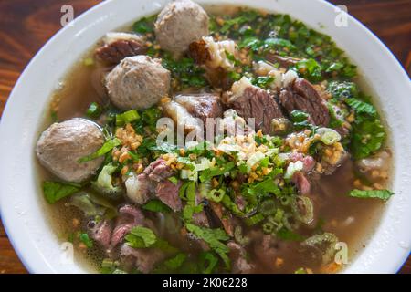 Una ciotola di Guangdong Chaoshan Beef Noodles piena di carne deliziosa e fragrante Foto Stock