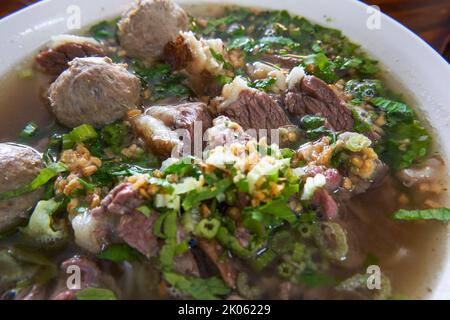 Una ciotola di Guangdong Chaoshan Beef Noodles piena di carne deliziosa e fragrante Foto Stock