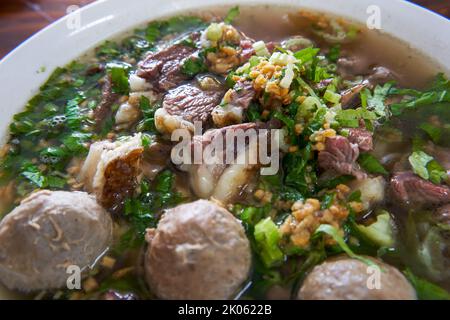 Una ciotola di Guangdong Chaoshan Beef Noodles piena di carne deliziosa e fragrante Foto Stock