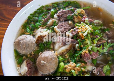 Una ciotola di Guangdong Chaoshan Beef Noodles piena di carne deliziosa e fragrante Foto Stock