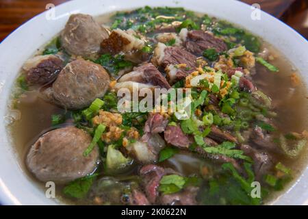 Una ciotola di Guangdong Chaoshan Beef Noodles piena di carne deliziosa e fragrante Foto Stock