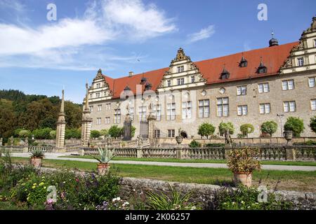 Vista sul Castello dal giardino del castello Weikersheim. In stile rinascimentale. Estate, agosto, Germania. Foto Stock
