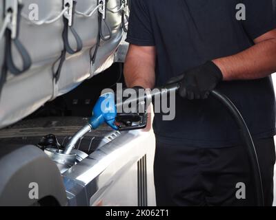 Stazioni di rifornimento benzina e diesel e automobili Foto Stock