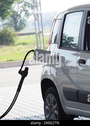 Stazioni di rifornimento di gas GPL e automobili Foto Stock