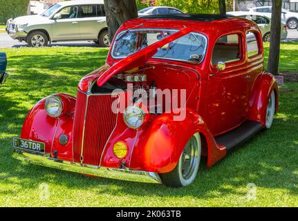 1936 porta due Ford v8 in rosso all'auto show di glen innes nel Nuovo Galles del Sud Australia Foto Stock