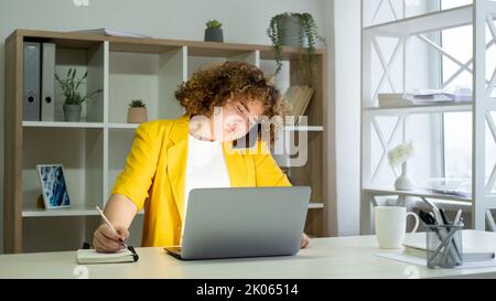 workaholic stile di vita pesante carico di lavoro donna ufficio Foto Stock