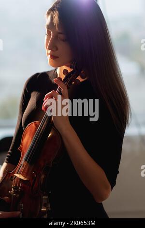 ispirazione concettuale ritratto violinista femminile Foto Stock