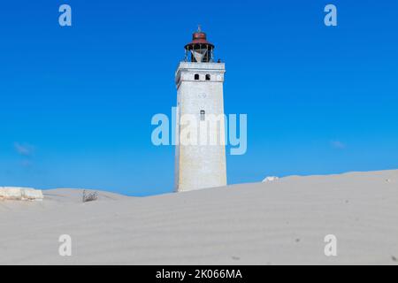 L'iconico faro Rubjerg Knude Fyr nelle dune della Danimarca settentrionale in una giornata estiva Foto Stock