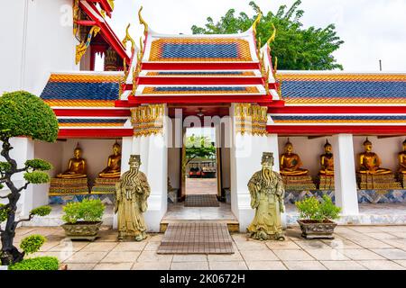 Tempio di Wat Pho nella città di Bangkok, Thailandia. Famoso edificio spirituale buddismo con tetto colorato. Belle statue sul lato. Foto Stock