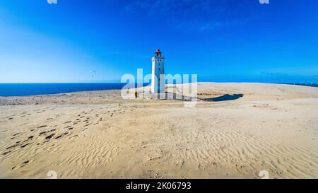 L'iconico faro Rubjerg Knude Fyr nelle dune della Danimarca settentrionale in una giornata estiva Foto Stock