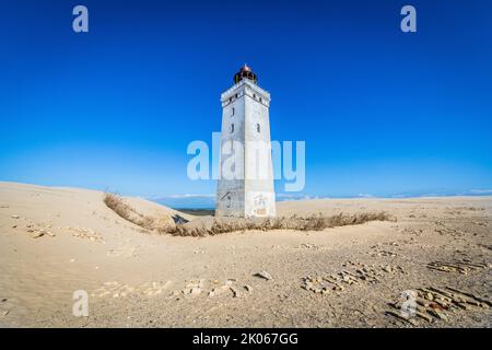 L'iconico faro Rubjerg Knude Fyr nelle dune della Danimarca settentrionale in una giornata estiva Foto Stock