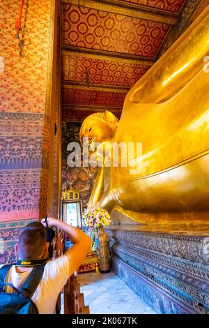 BANGKOK, THAILANDIA - 2.11.2019: I turisti stanno scattando la foto della grande statua del Buddha sdraiato nel tempiale di Wat Pho, Bangkok. Grande statua dorata è posta in tem Foto Stock