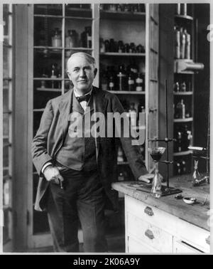 Thomas Alva Edison, 1847-1931, ritratto di tre quarti, in piedi, in laboratorio 1904 Foto Stock