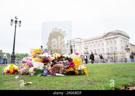 Tributi floreali si posero fuori Buckingham Palace, Londra, dopo la morte della Regina Elisabetta II il giovedì. Data immagine: Sabato 10 settembre 2022. Foto Stock