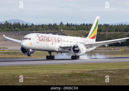 Un aeromobile Boeing 787-9 Dreamliner della Etiope Airlines che atterra a Oslo in Norvegia Foto Stock