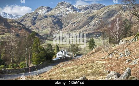 La strada attraverso Langdale Valley verso Dungeon Ghyll, nel Lake District, Cumbria, Regno Unito Foto Stock