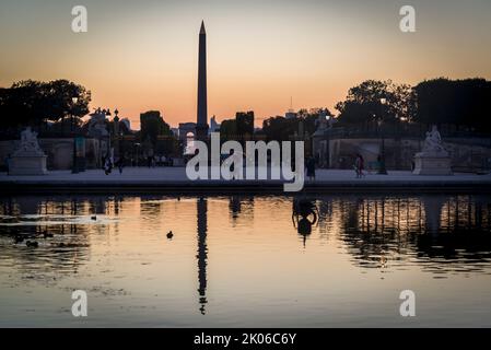 Bassin ottogonale, stagno ottogonale e obelisco egiziano al tramonto, Jardin des Tuileries, Parigi, Francia Foto Stock