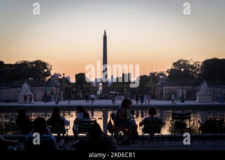 Bassin ottogonale, stagno ottogonale e obelisco egiziano al tramonto, Jardin des Tuileries, Parigi, Francia Foto Stock