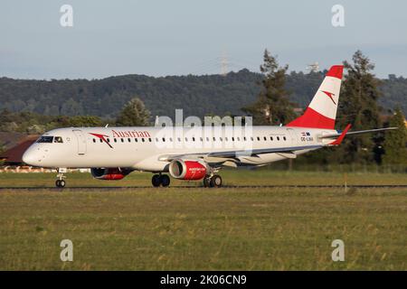 Embraer 195 passeggeri jet di Austrian Airlines sulla pista all'aeroporto di Graz Foto Stock