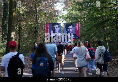 Gli appassionati di Formula uno arrivano prima delle prove sul circuito di Monza in Italia. Data immagine: Sabato 10 settembre 2022. Foto Stock