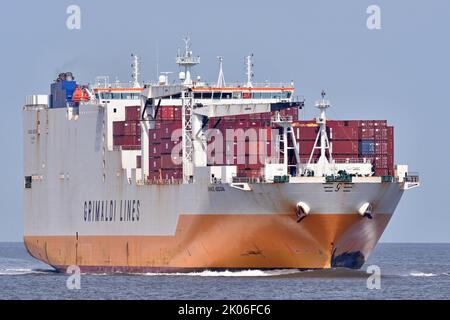 RO-RO Cargo Ship GRANDE ABIDJAN passando Cuxhaven, con destinazione Amburgo, in viaggio da Abidjan Foto Stock