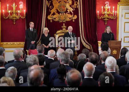 (Da sinistra a destra) il Principe di Galles, la Regina, Re Carlo III e Signore Presidente del Consiglio Penny Mordaunt durante il Consiglio di adesione a St James's Palace, Londra, dove Re Carlo III è formalmente proclamato monarca. Carlo divenne automaticamente Re alla morte della madre, ma il Consiglio di adesione, cui hanno partecipato Consiglieri privati, conferma il suo ruolo. Data immagine: Sabato 10 settembre 2022. Foto Stock