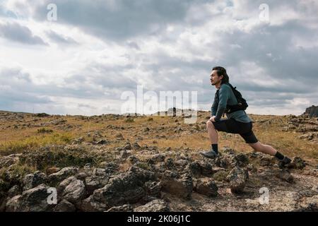 Cinese maschio trail runner formazione in natura Foto Stock