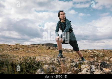 Cinese maschio trail runner formazione in natura Foto Stock