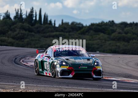 121 BURET Timothé, CAMPBELL Christopher, K-Worx, Porsche 718 Cayman GT4 RS Clubsport, in azione durante il 5th° round del Championnat de France FFSA GT 2022, dal 11 al 13 settembre sul circuito di Lédenon a Lédenon, Francia - Foto Marc de Mattia/DPPI Foto Stock