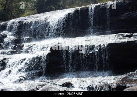 cascata in kodanadu tamilnadu. L'acqua cade nella cascata nascosta in kodanadu Foto Stock