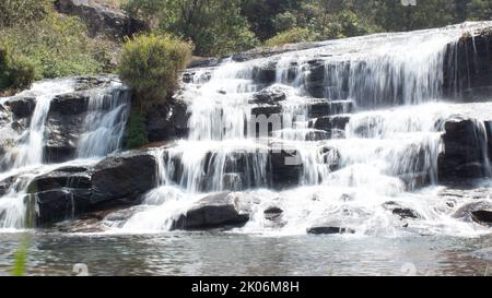 cascata in kodanadu tamilnadu. L'acqua cade nella cascata nascosta in kodanadu Foto Stock