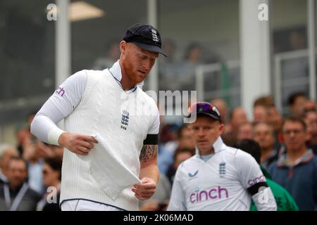 Londra, Regno Unito. 10th Set, 2022. Il ben Stokes inglese entra in campo durante il terzo LV= Insurance Test Day 3 di 5 Inghilterra vs Sud Africa al Kia Oval, Londra, Regno Unito, 10th settembre 2022 (Photo by ben Whitley/News Images) a Londra, Regno Unito, il 9/10/2022. (Foto di ben Whitley/News Images/Sipa USA) Credit: Sipa USA/Alamy Live News Foto Stock