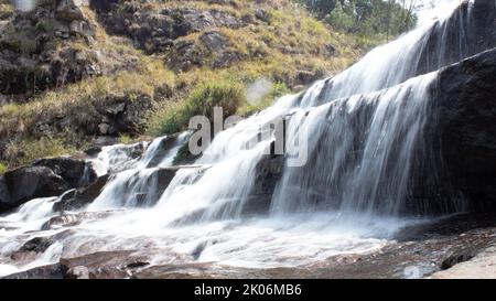 cascata in kodanadu tamilnadu. L'acqua cade nella cascata nascosta in kodanadu Foto Stock