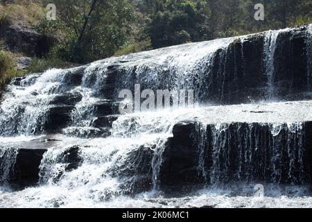 cascata in kodanadu tamilnadu. L'acqua cade nella cascata nascosta in kodanadu Foto Stock