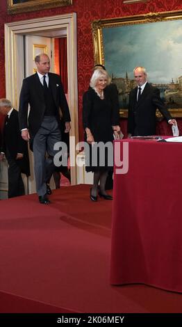 (Sinistra-destra) il Principe di Galles e la Regina arrivano nella Sala del Trono durante la cerimonia del Consiglio di adesione al Palazzo di San Giacomo, a Londra, dove Re Carlo III viene formalmente proclamato monarca. Carlo divenne automaticamente Re alla morte della madre, ma il Consiglio di adesione, cui hanno partecipato Consiglieri privati, conferma il suo ruolo. Data immagine: Sabato 10 settembre 2022. Foto Stock