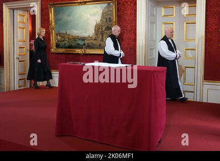 (Sinistra-destra) il primo Ministro Liz Truss, l'Arcivescovo di Canterbury, Justin Welby, l'Arcivescovo di York e Stephen Cottrell, Lord Chancellor arrivano nella Sala del Trono durante la cerimonia del Consiglio di adesione al Palazzo di St James, Londra, dove Re Carlo III viene formalmente proclamato monarca. Carlo divenne automaticamente Re alla morte della madre, ma il Consiglio di adesione, cui hanno partecipato Consiglieri privati, conferma il suo ruolo. Data immagine: Sabato 10 settembre 2022. Foto Stock