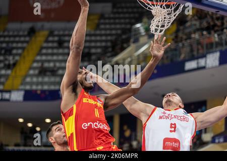 Tbilisi, Georgia. 06th Set, 2022. Sebastian Saiz (L) di Spagna e Marko Simonovic (R) di Montenegro in azione durante il Day 6 Gruppo A della FIBA EuroBasket 2022 tra Spagna e Montenegro all'Arena Tbilisi. Punteggio finale; Spagna 82:65 Montenegro. Credit: SOPA Images Limited/Alamy Live News Foto Stock