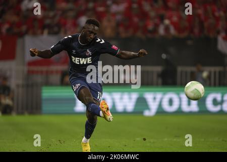 Nizza, Francia. 08th Set, 2022. Calcio: UEFA Europa Conference League, OGC Nice - 1. FC Köln, Gruppo D, Giornata 1 allo stadio Allianz Riviera. Kingsley Schindler di Colonia gioca la palla. Credit: Friso Gentsch/dpa/Alamy Live News Foto Stock