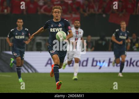 Nizza, Francia. 08th Set, 2022. Calcio: UEFA Europa Conference League, OGC Nice - 1. FC Köln, Gruppo D, giorno 1 allo stadio Allianz Riviera. Il timo Hübers di Colonia è in testa alla palla. Credit: Friso Gentsch/dpa/Alamy Live News Foto Stock