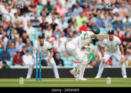 Il sudafricano Dean Elgar è invisciato da Ollie Robinson in Inghilterra durante il terzo LV= Insurance Test Day 3 di 5 Inghilterra vs Sud Africa al Kia Oval, Londra, Regno Unito, 10th settembre 2022 (Foto di ben Whitley/News Images) Foto Stock