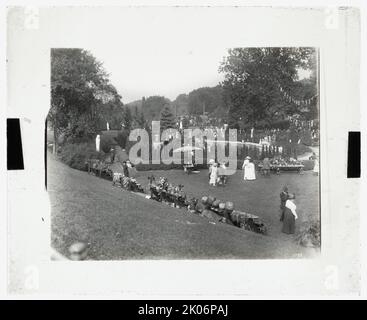 Hartsdale Stazione ferroviaria, Hartsdale, Bronx, New York, 1919. Conosciuto anche come "Floralia" e "Fiore Fete", l'evento è stato su cinque ettari con una mostra di fiori, ortaggi e sculture di giardino. La signora Charles Wellford Leavitt era la direttrice e Gertrude Vanderbilt (la signora Harry Payne) Whitney, James Fraser e Frederick MacMonnies hanno sponsorizzato la mostra di scultura. Foto Stock