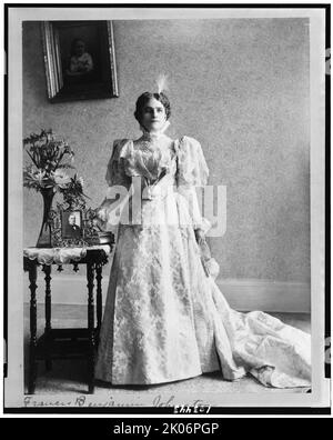 Ritratto della signora McKinley, no 3, c1897. McKinley, ritratto a figura intera, in piedi, davanti. Foto del presidente McKinley sul tavolo accanto a lei. [Moglie del presidente William McKinley]. Foto Stock