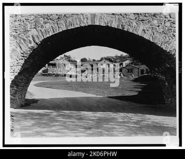 "Surprise Valley Farm", Arthur Curtiss James Property, Beacon Hill Road, Newport, Rhode Island, 1917. Vista del ponte di pietra vestito. Tenuta progettata nel 1914 da Grosvenor Atterbury per il magnate della ferrovia Arthur Curtiss James. L'architettura si ispira a un villaggio della Svizzera italiana. Foto Stock