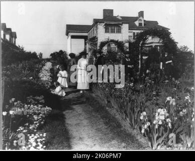 Sette donne e due bambine nel giardino della sig.ra John W. Paris, Flushing, Long Island, New York, tra il 1909 e il 1927. Foto Stock