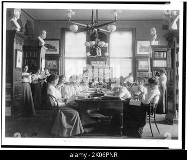 Gruppo di giovani donne che leggono in biblioteca di scuola normale, Washington, D.C., 1899. Foto Stock