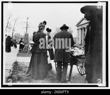 Venditore e carrello vicino alla Casa Bianca durante il rotolamento delle uova, 1898. Foto Stock